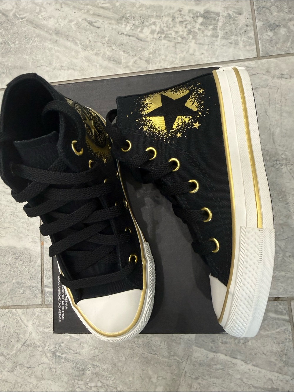 New girls Sz 11, 12, 1 Converse Kids Black & Gold Star High-Top Shoes